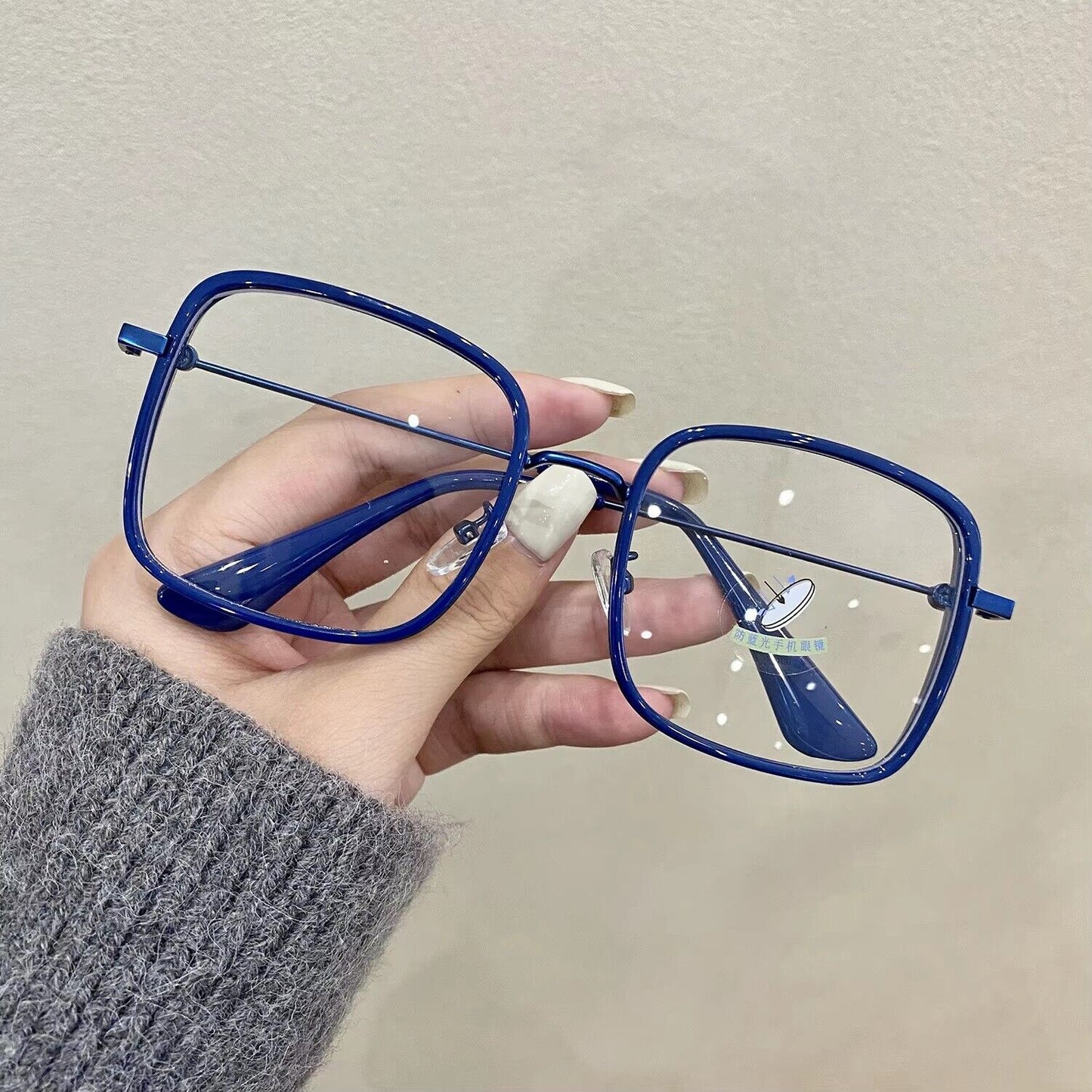 Oversized Square Metal Frame Eyeglasses - Retro Fashion Eyewear for Men & Women