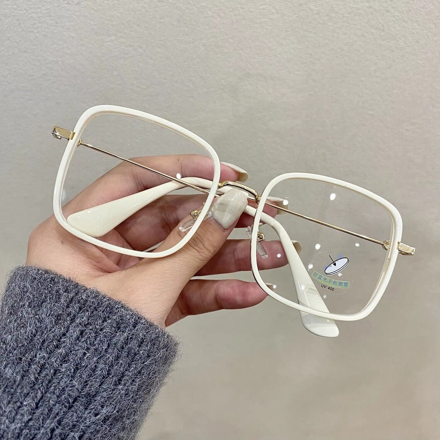 Oversized Square Metal Frame Eyeglasses - Retro Fashion Eyewear for Men & Women